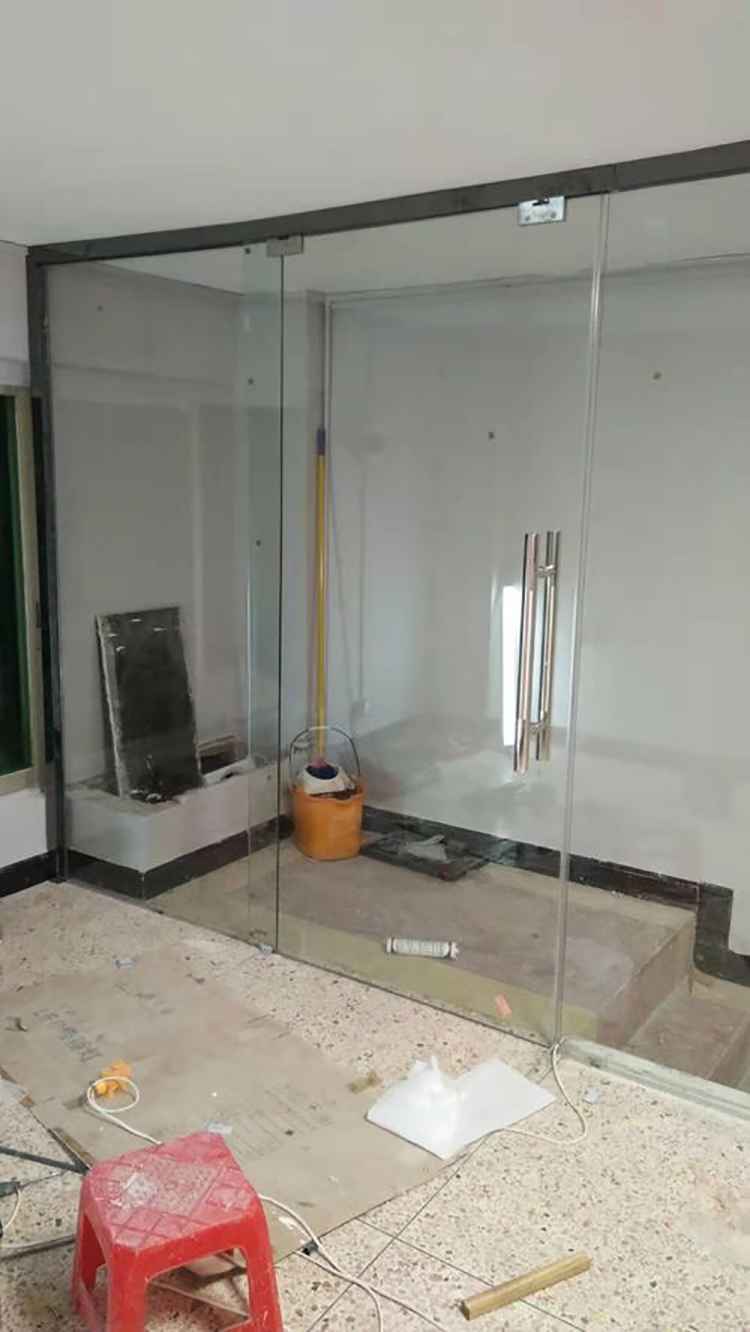 <b>酒店客厅金属玻璃通花格栅玻璃屏风隔断</b>