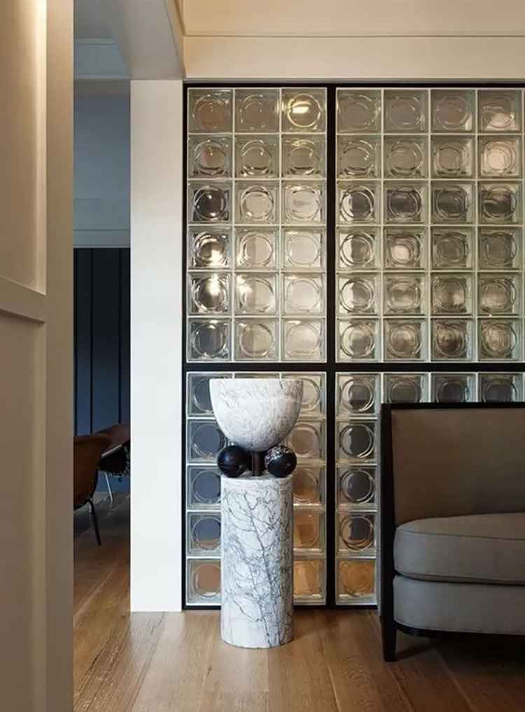 透明方形彩色玻璃墙